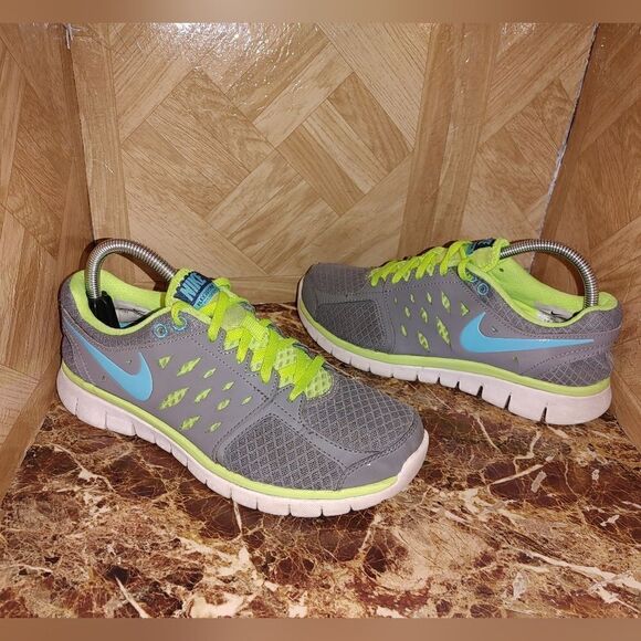 Nike women's Flex Run running shoes gray size 8.5.       A198 - Picture 1 of 14